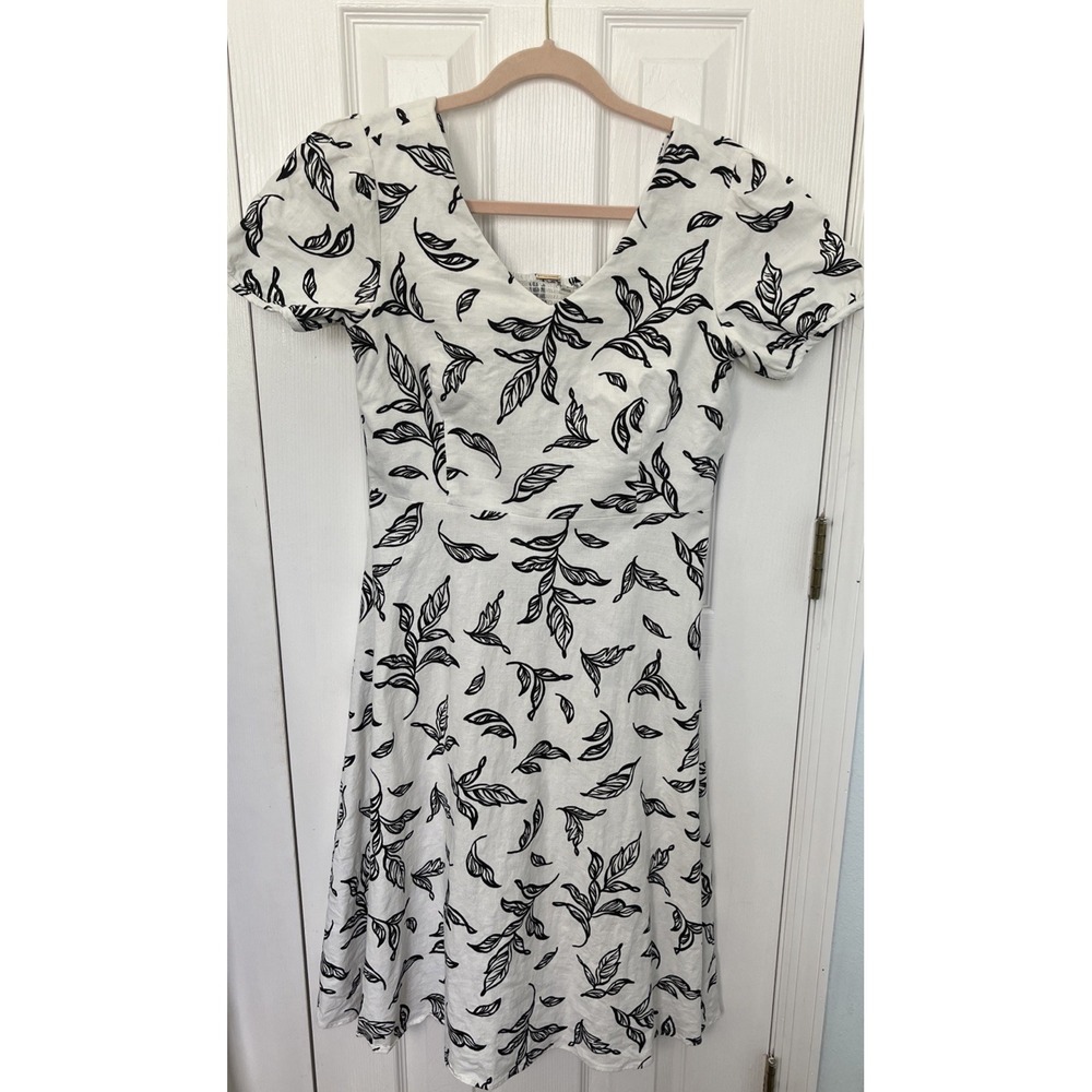 T Tahari Fit Flare / A- Line White Black Leaves Sleeves Dress Size 8 Bohemian